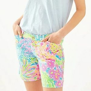 Lilly Pulitzer • Bay Ave Lovers Coral Shorts - 00